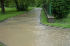 Záplavy v červnu 2013 Voda po komunikaci vtéká do objektu školy
