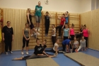 Žákyně tercie a kvarty při cvičení v gymnastickém sále